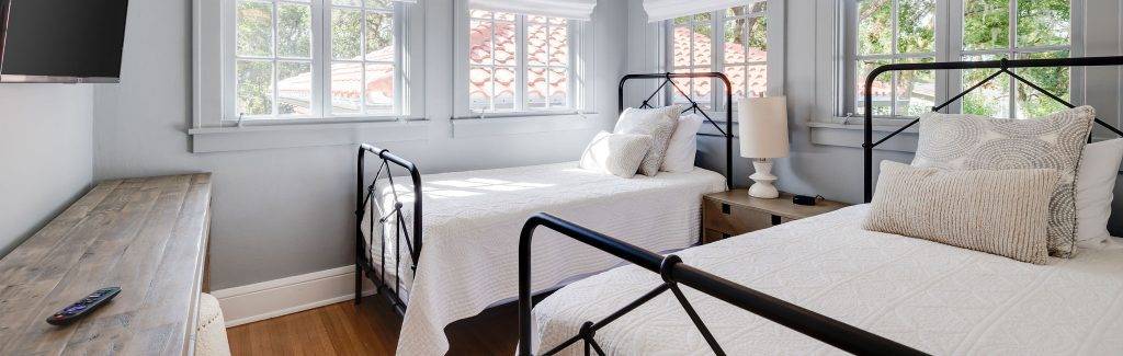 Main Villa - Bedroom 1 - Two twin beds - Sleeps 2