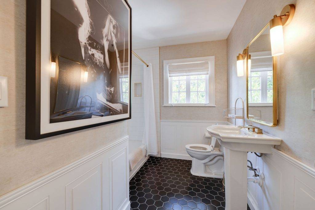 Main Villa - Hallway bathroom