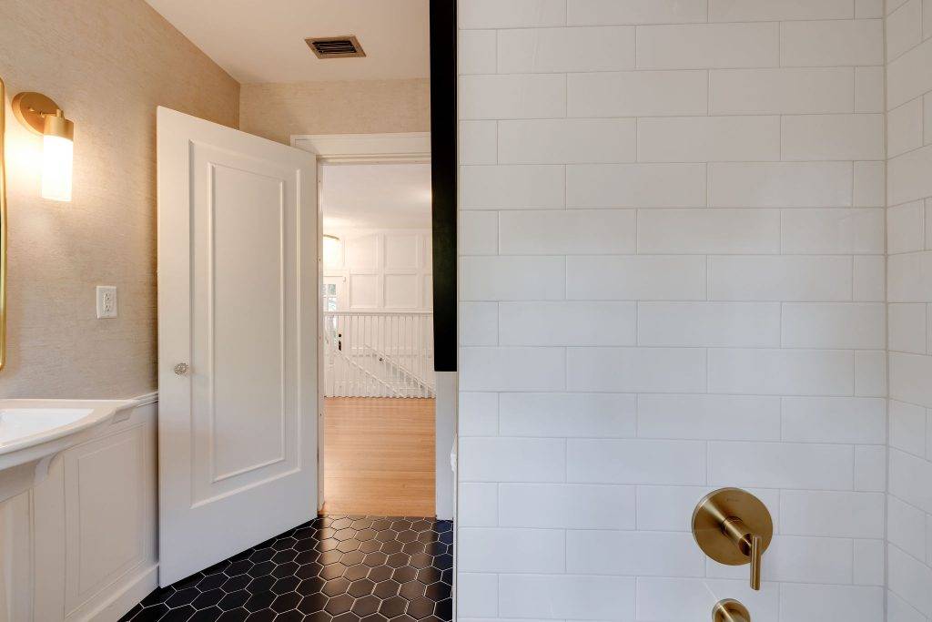 Main Villa - Hallway bathroom