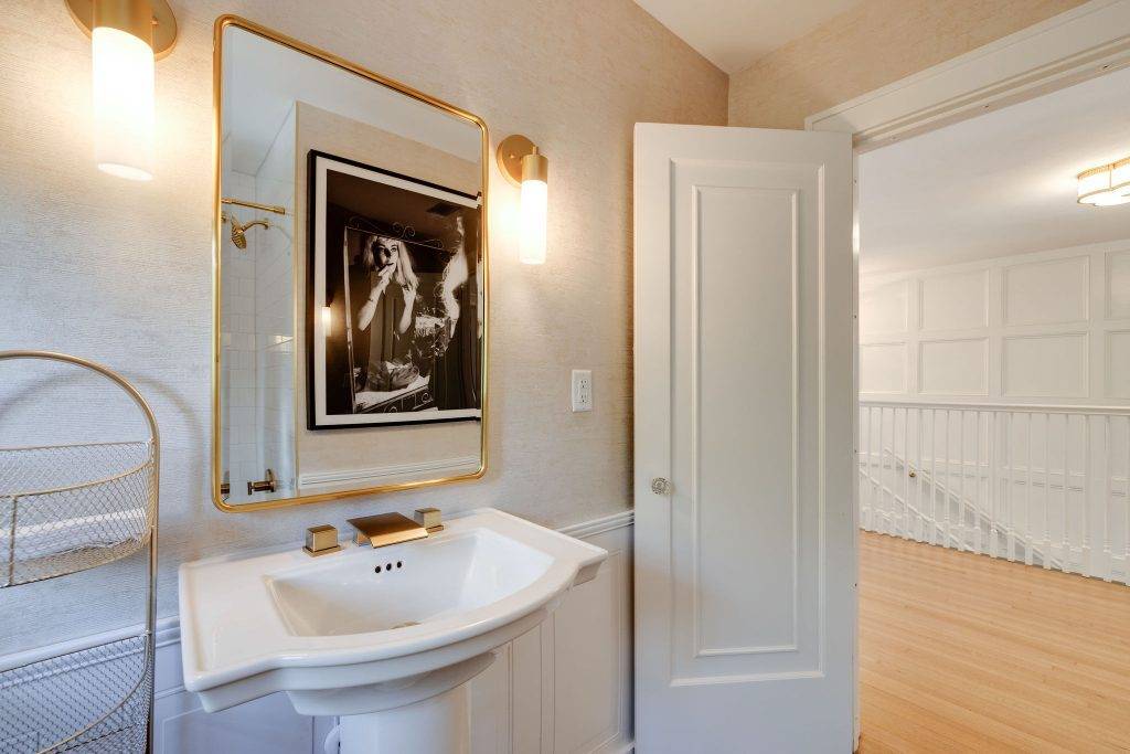 Main Villa - Hallway bathroom